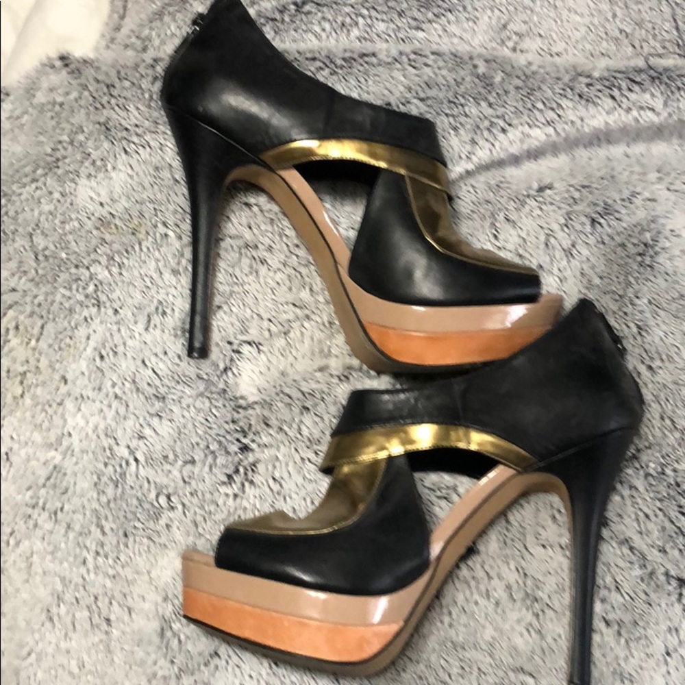 Jessica Simpson Black & Gold Platform pumps